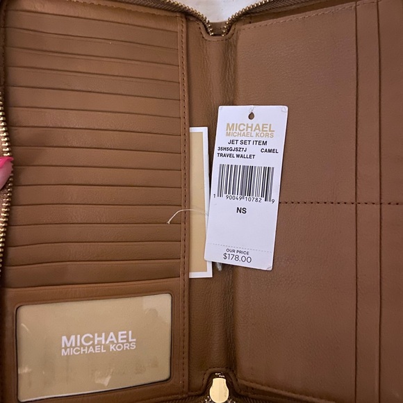 MICHAEL KORS JET SET ZIP AROUND TRAVEL WALLET - Picture 2 of 3